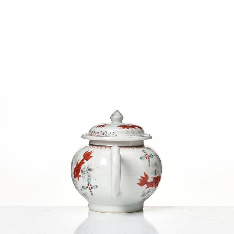 Tekannor, två stycken, kompaniporslin. Qingdynastin, Qianlong (1736-95).
