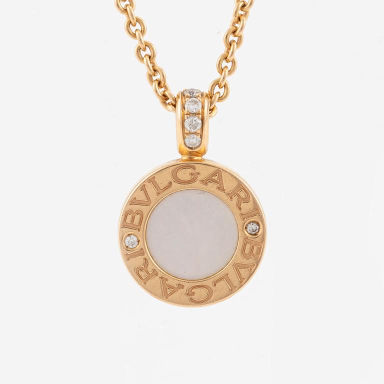 A Bulgari necklace in 18K gold with onyx and mother-of-pearl, and round brilliant-cut diamonds.
