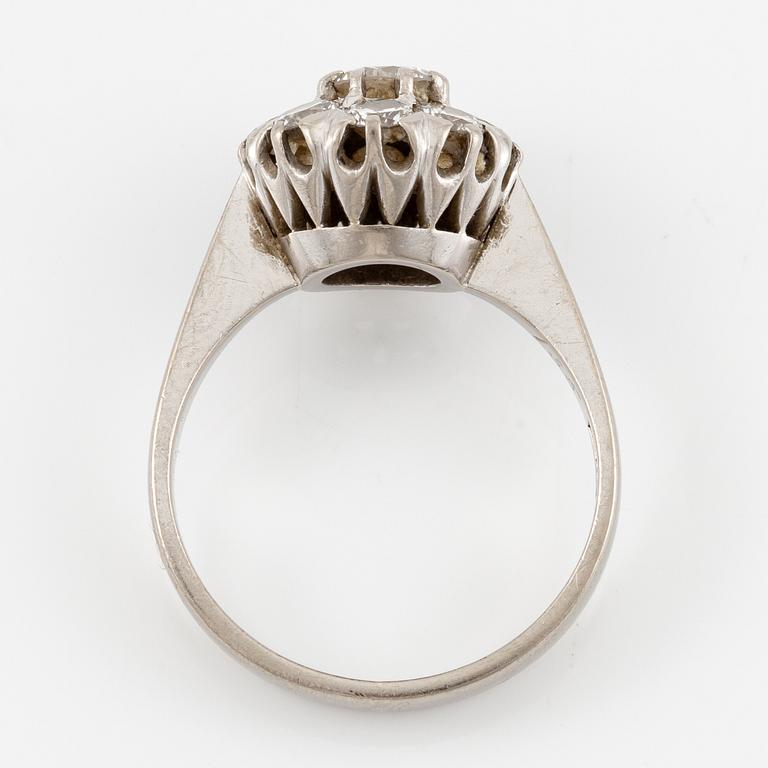Ring 18K vitguld med runda briljantslipade diamanter totalvikt 1.35 ct enligt gravyr.