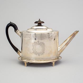 TEAPOT AND STAND, mark of Andrew Fogelberg, London 1792. Weight ca 493 g.