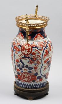 VAS, porslin och mässing, Kina, 1800-tal.