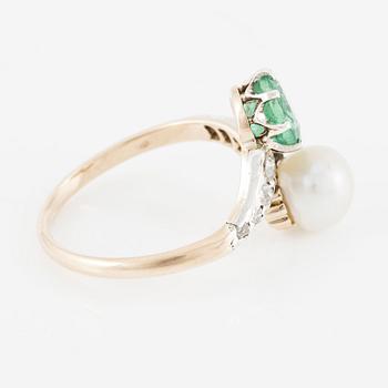 Ring 14K gold with emerald and cultured pearl, as well as old-cut diamonds.