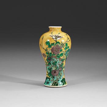 520. A famille jaune bisquit vase, Qing dynasty.
