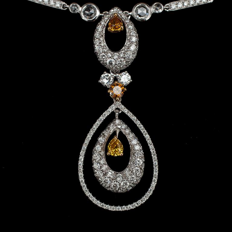 COLLIER, briljjantslipade diamanter, tot.ca 5.50 cts,  samt fancy färgade diamanter.