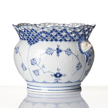 A Royal Copenhagen 'Musselmalet' / 'blue fluted full lace' flower pot, Denmark, 1898-1923.