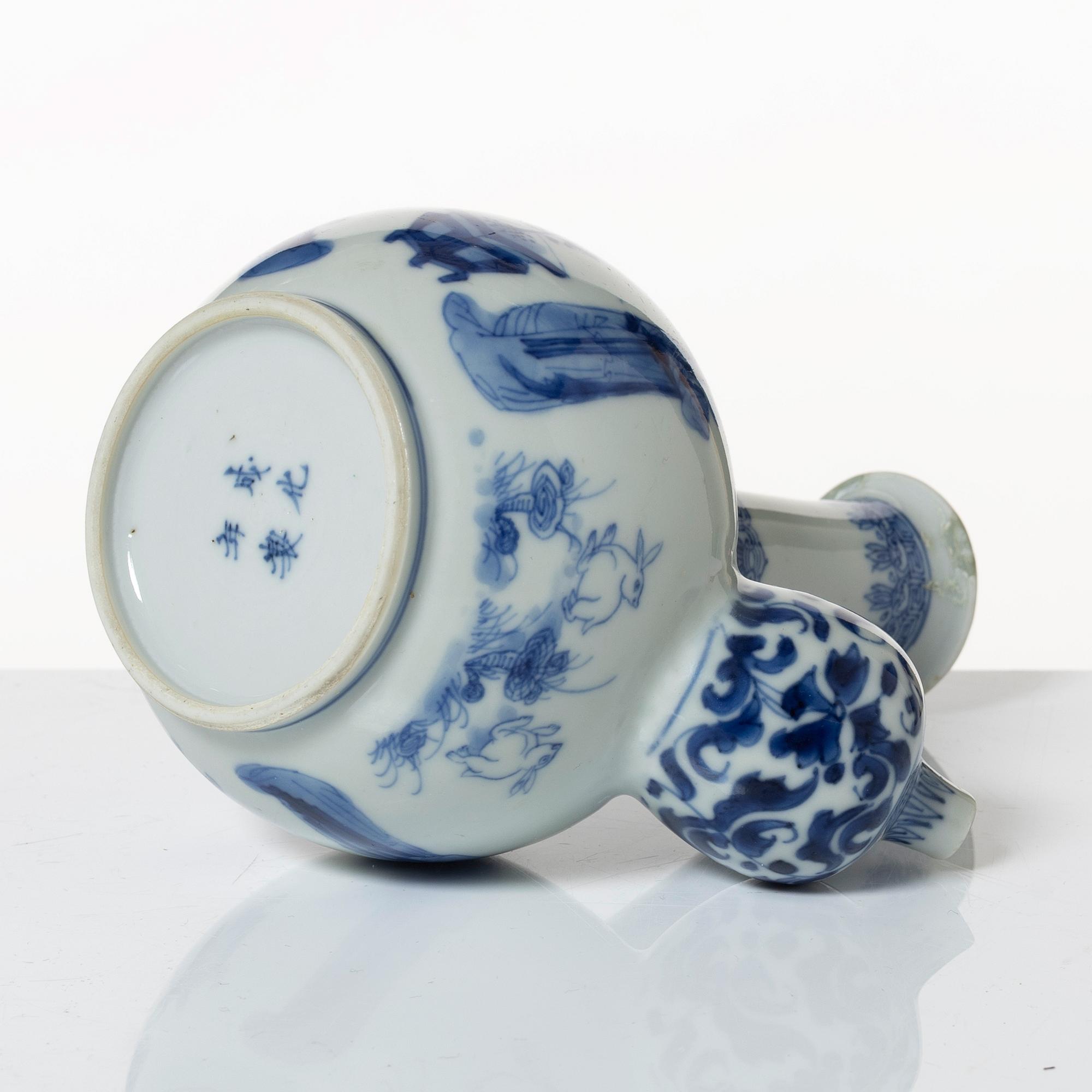 A Chinese blue and white porcelain kendi, Qing dynasty.