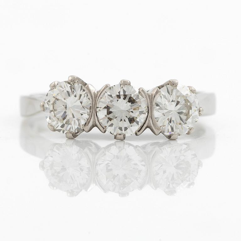 Ring, trestensring 18K vitguld med tre runda briljantslipade diamanter totalt 1.74 ct enligt gravyr.