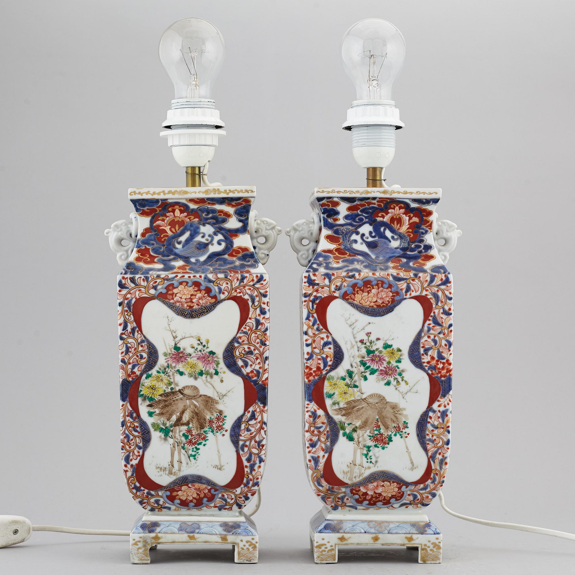 VASER omgjorda till BORDSLAMPOR, ett par, porslin. Japan, 1800-tal.