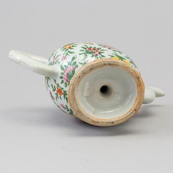 A Chinese cadogan tea pot, Canton, Qing dynasty, 19th Century.