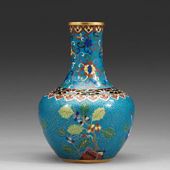 81. A Cloisonné vase, Qing dynasty, 19th Century.