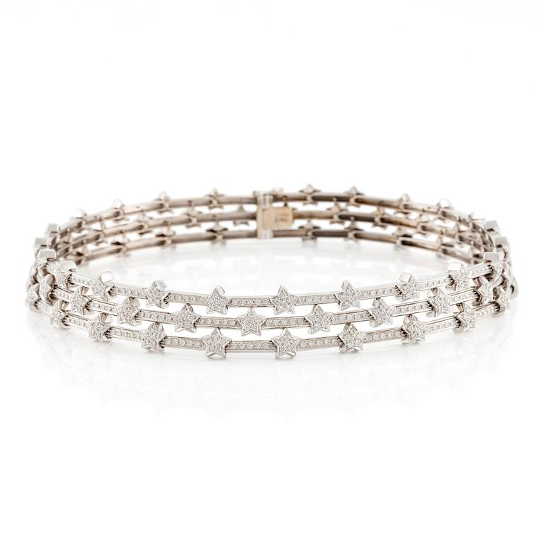 An 18K white gold necklace with round brilliant-cut diamonds.