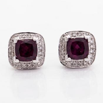 A pair of 14K white gold earrings with diamonds approx. 0.10 ct in total and garnets.