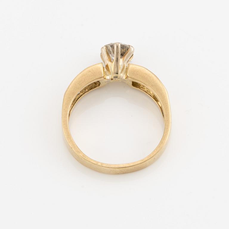 Ring, gold with brilliant-cut diamond and princess-cut on the sides.