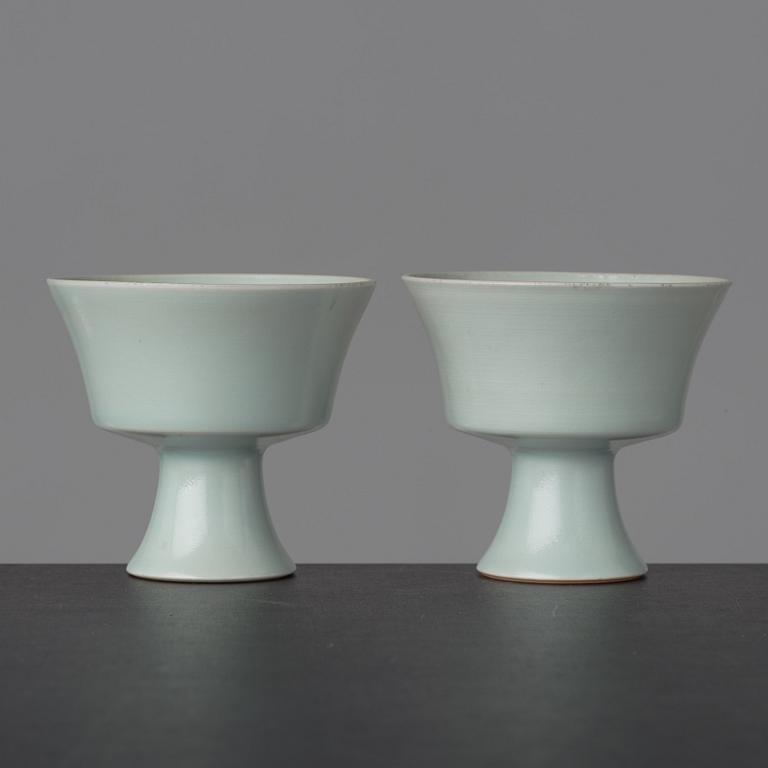 STEMCUPS ett par, porslin. Kina, 1900-tal med Yongzhengs märke.