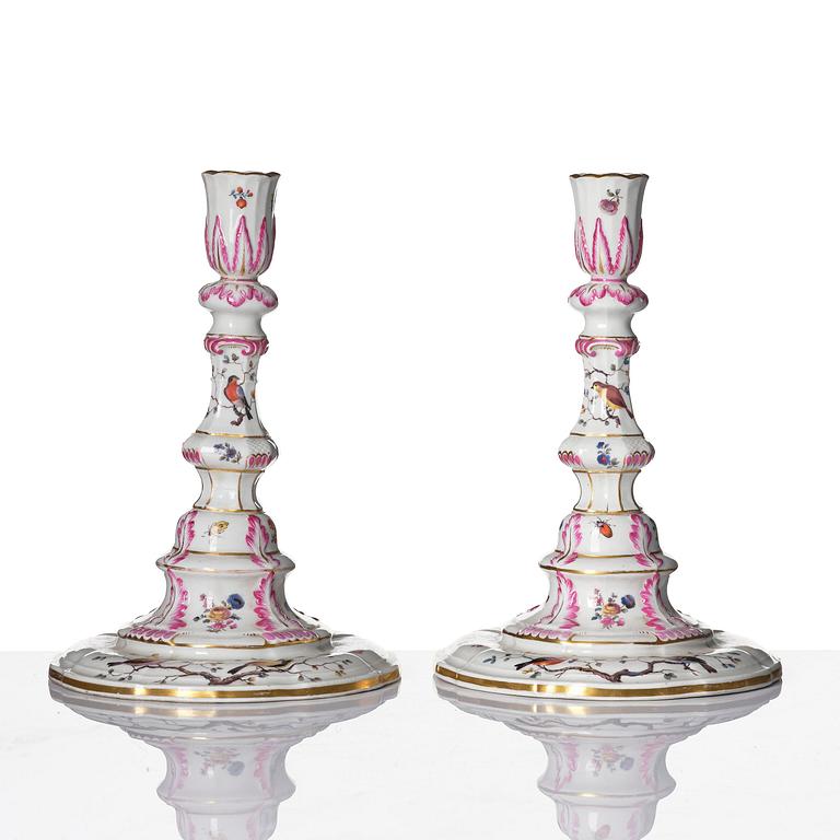 Ljusstakar, ett par, porslin. Meissen, Marcolinis period, omkring år 1800.
