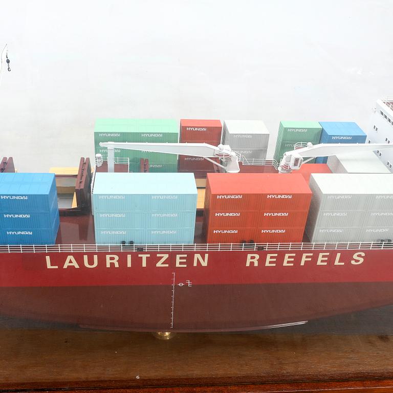 M/S Reefer Jambu, delivered in 1985, shipping company model in display case.