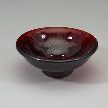 A Chinese Peking glass bowl, Qing dynasty (1644-1912).