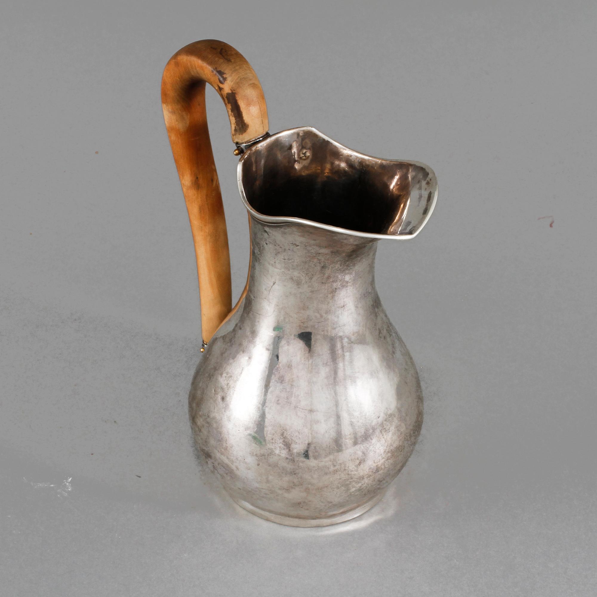 KANNA, silver, otydliga stämplar, möjligen Nederländerna, 1800-talets första hälft. Total vikt 265 g.
