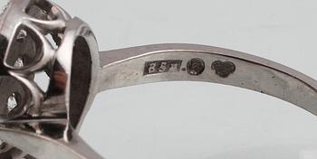 RING, 18K vitguld med ovalslipad blå safir samt briljantslipade diamanter 0.36 ct, Vetlanda, 1969. Vikt 5,2 gram.
