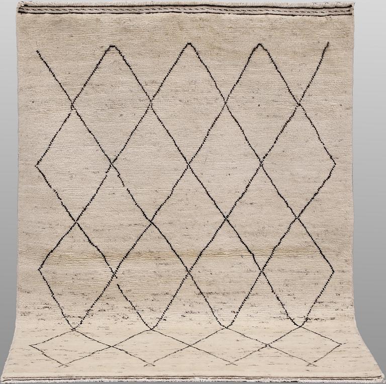 A Moroccan rug, approx. 174 x 112 cm.