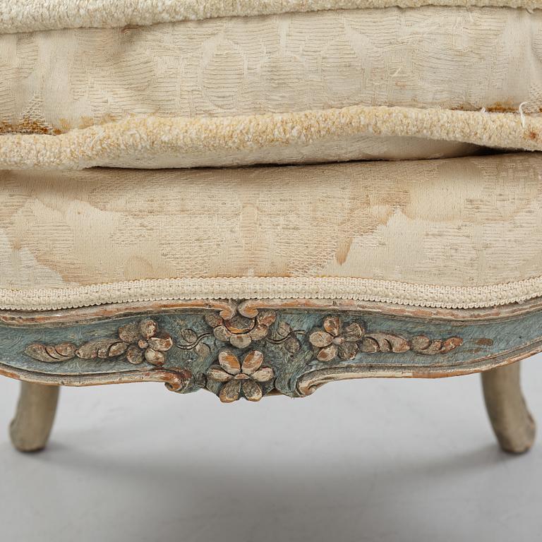 Karmstolar, ett par, rokokostil, omkring 1900.