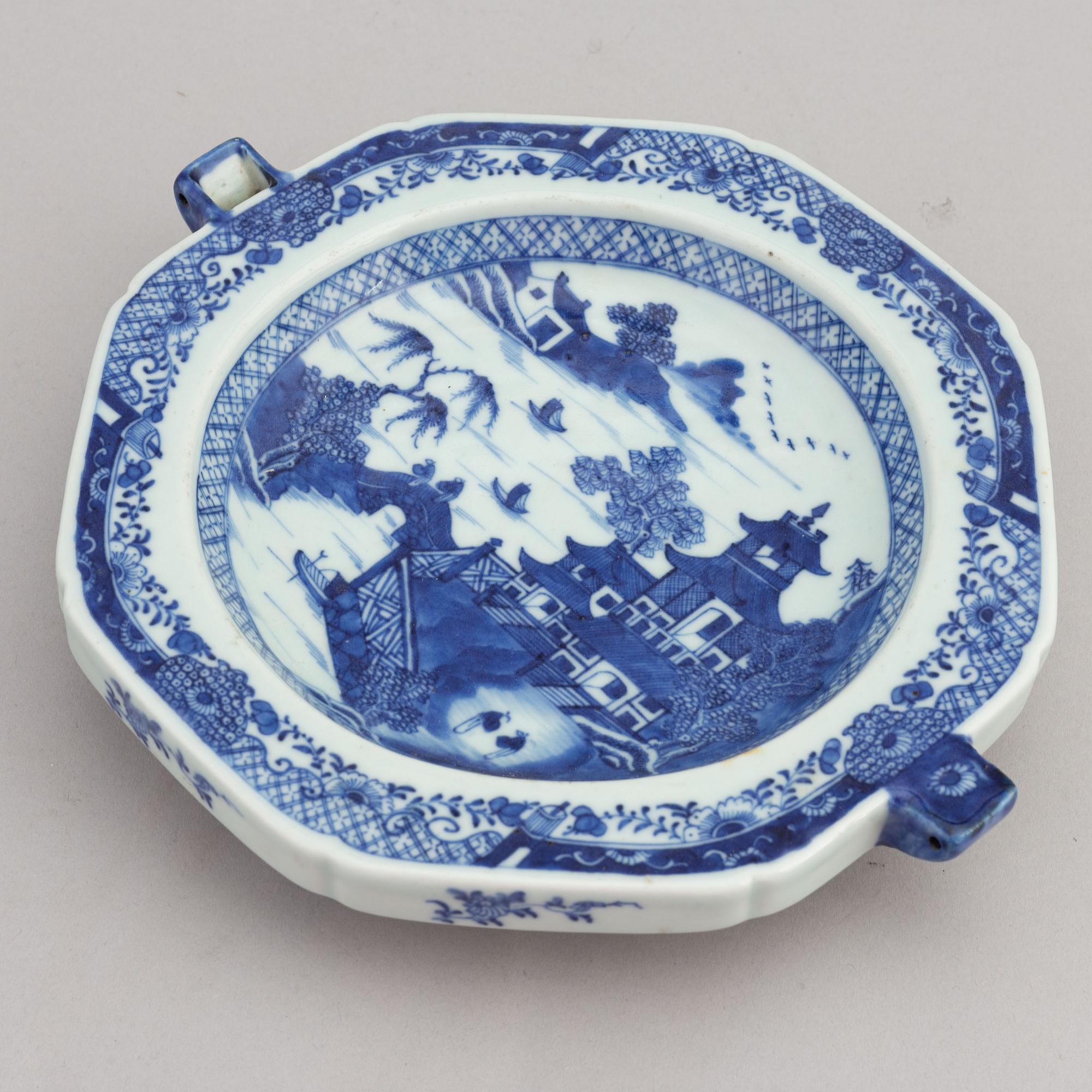 Värmetallrik, saltkar, samt skålfat, porslin. Qing dynastin, 1700-tal.
