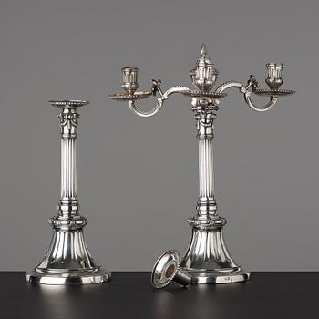 KANDELABRAR, för tre ljus, ett par, av Johan Gustaf Ahlgren, Stockholm 1777, gustavianska.