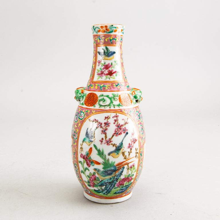 A Chinese vase, late Qing dynasty, circa 1900.
