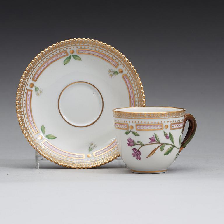 KAFFEKOPPAR med FAT, nio stycken, porslin. "Flora Danica", Royal Copenhagen, Danmark.