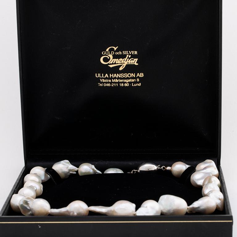 PEARL NECKLACE Baroque South Sea pearls (largest pearl approx 3 x 2 cm, clasp silver.