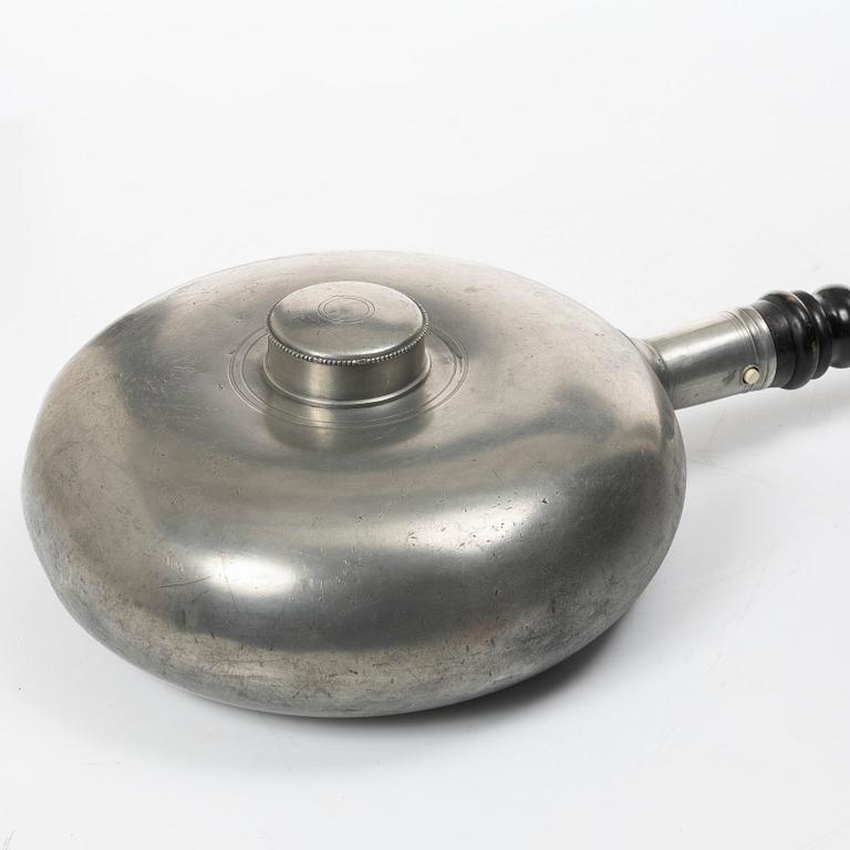 Sängvärmare, stämplad Nils  Abraham Santesson, Stockholm, 1861.