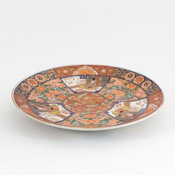 A large Japanese imari serving dish, 20th century.