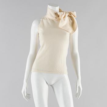 Creamwhite cashmere top by Ralp Lauren.