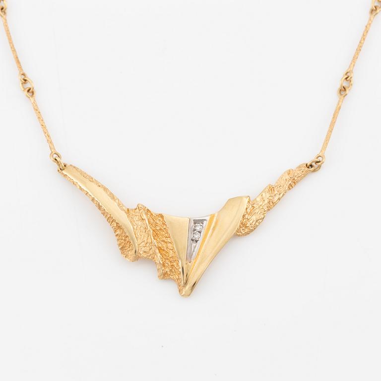 Necklace in 18K gold with round brilliant-cut diamonds.