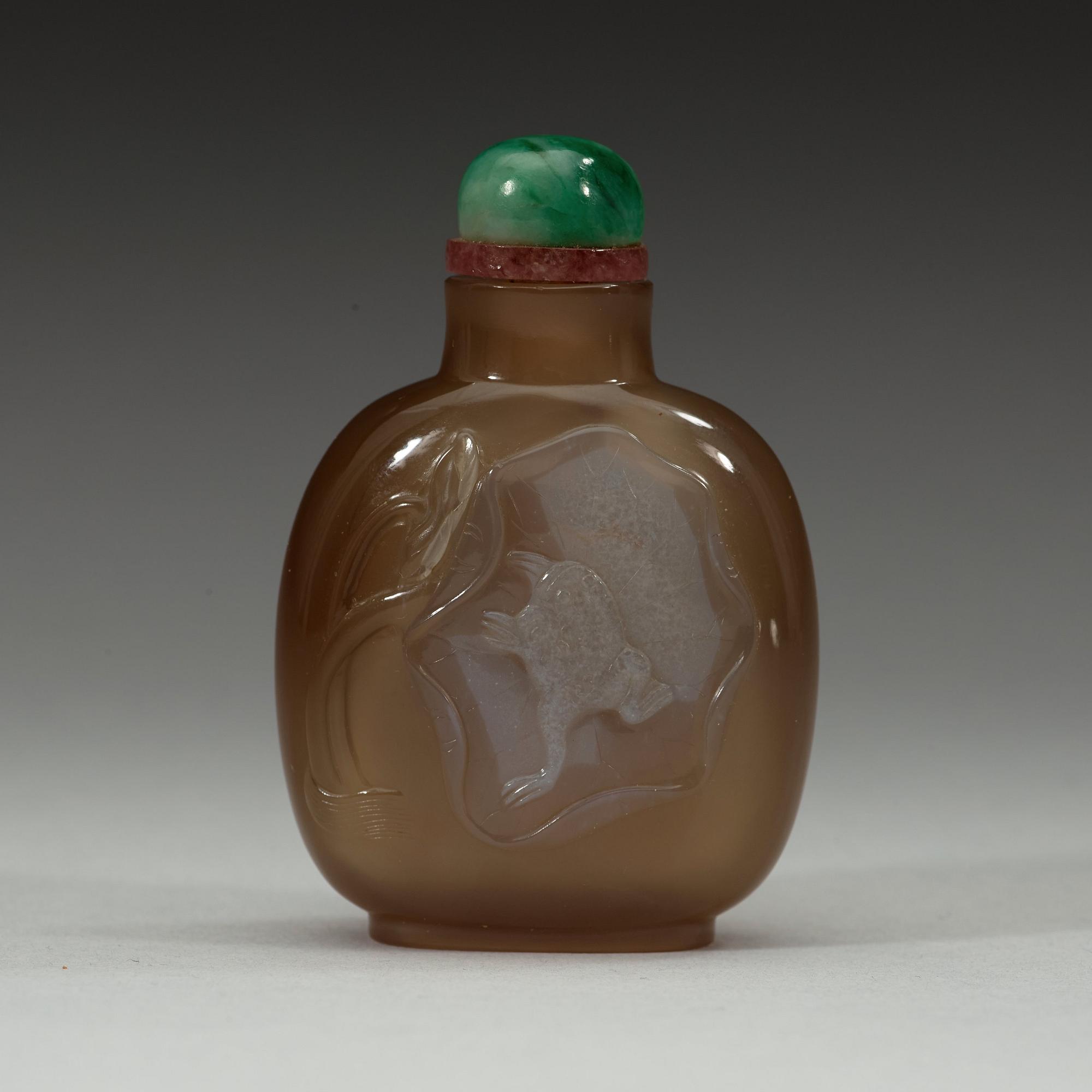 A carved chalcedony snuff bottle, Qing dynasty, 19th century.