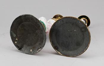 LJUSSTAKAR, ett par, porslin samt mässing, England, 1800-tal.
