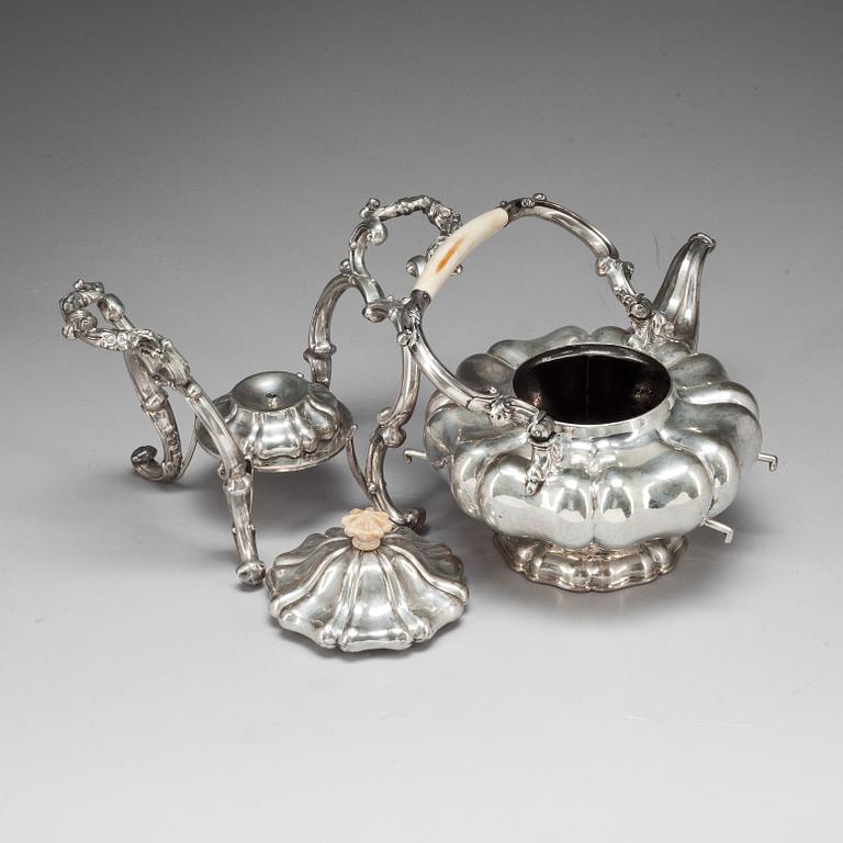 TEKANNA på RECHAUD, silver. Gustaf Folcker, Stockholm 1846. Vikt ca 1295g.