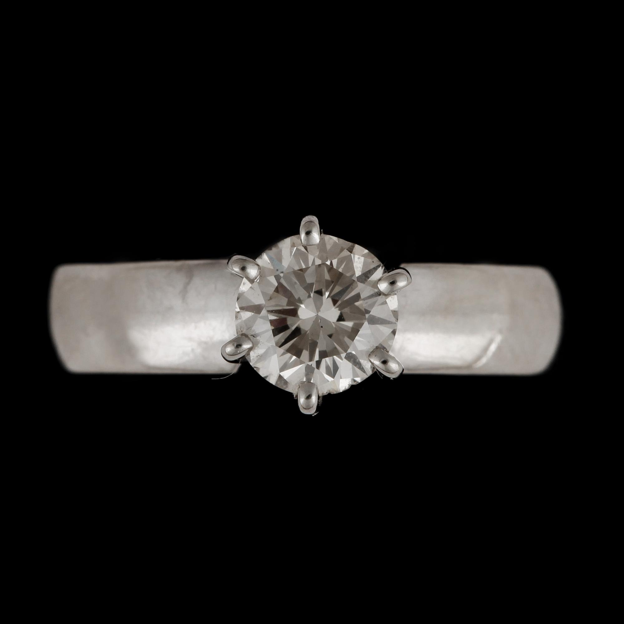 RING, 14k guld med briljantslipad diamant ca0,58ct. Vikt 2,8g.