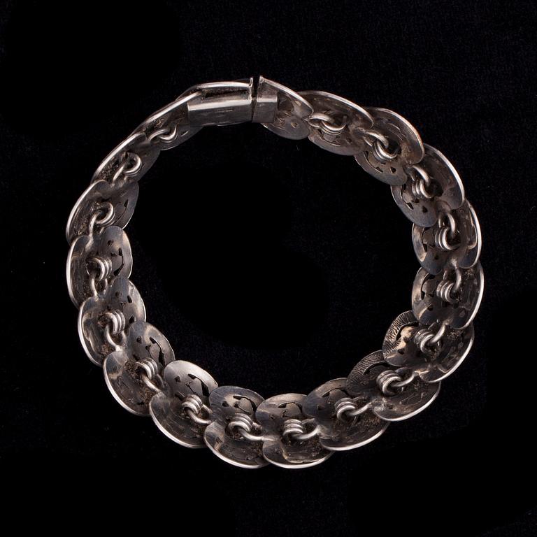 ARMBAND, 813 silver. Helsingfors. Vikt ca 34 g.