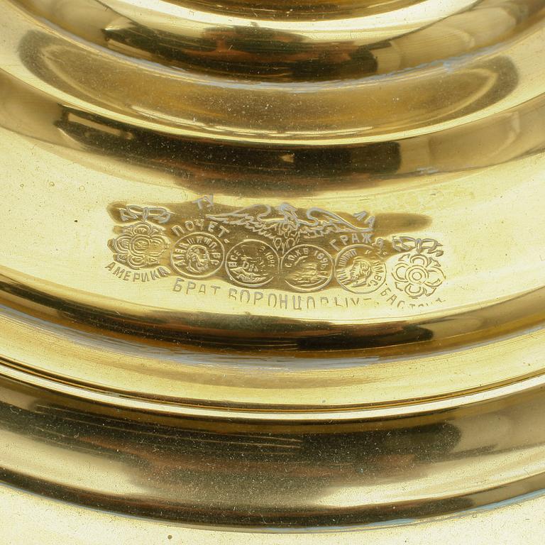 SAMOVAR på BRICKA, mässing, Ryssland, omkring sekelskiftet 1800/1900-tal.
