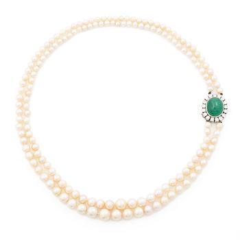 Collier odlade pärlor lås 18K vitguld med en cabochonslipad smaragd och runda briljantslipade diamanter.