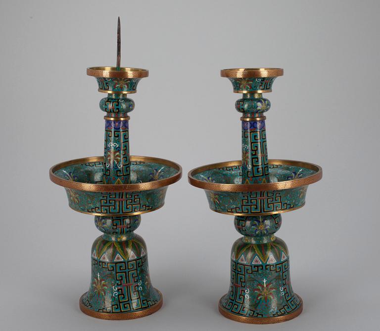 LJUSSTAKAR ETT PAR, cloisonné emalj, Kina 1910-1930, signerade Lao Tian Li.