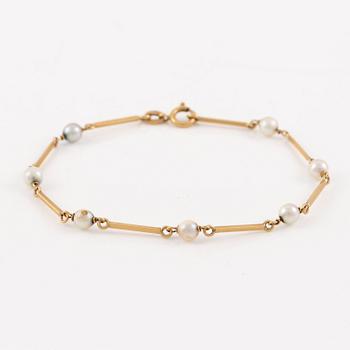 Bracelet 18K gold with cultured pearls.