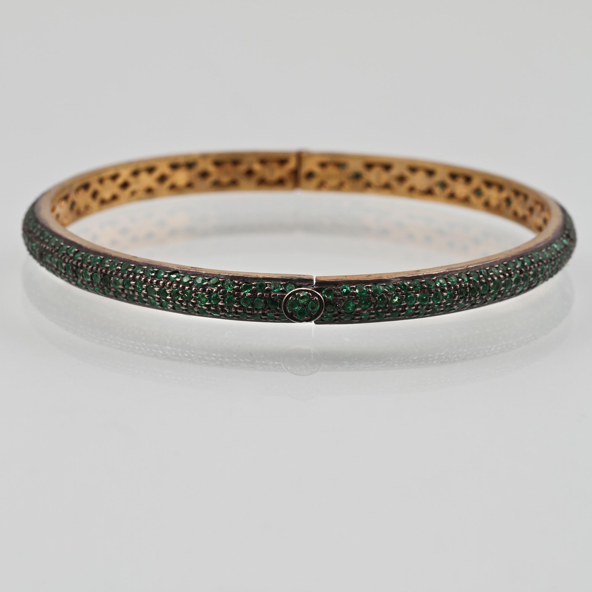 ARMRING, förgyllt silver med fasettslipade smaragder. Vikt 18,6 gram.