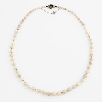 Pärlcollier, med doserade troligen flodpärlor, lås 18K guld och silver med rosenslipade diamanter och grön sten.