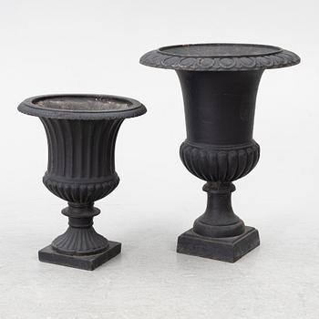 Trädgårdsurnor, 2 st snarlika, 1900-talets andra hälft.