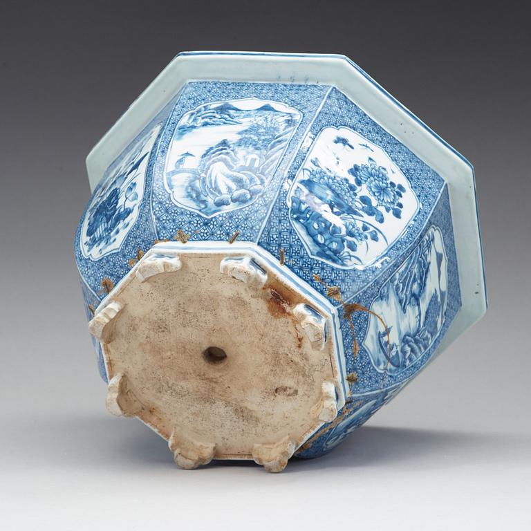 A blue and white flower pot, Qing dynasty, 18th Century.