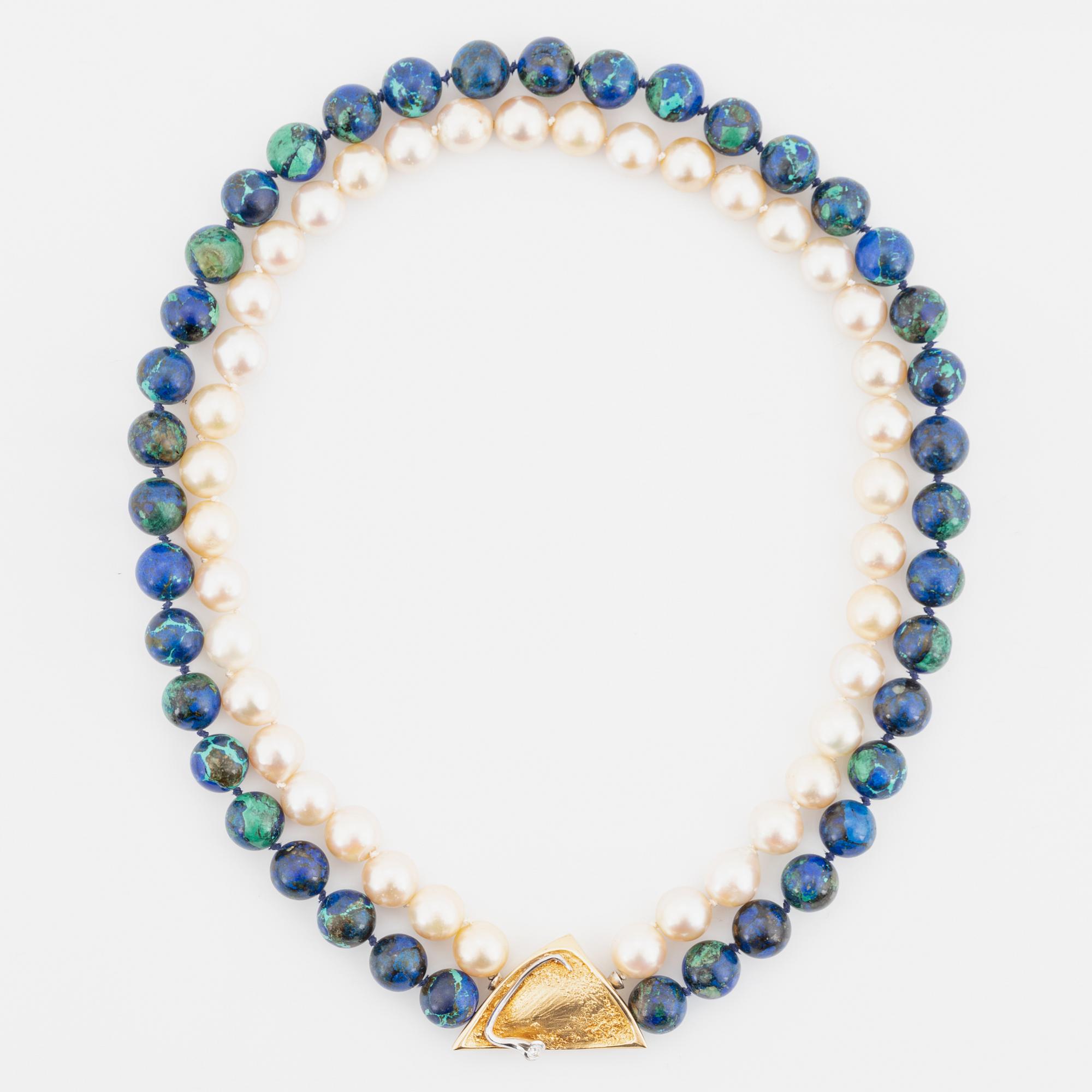 Ole Lynggaard, spänne i  18K guld med briljantslipad diamant.