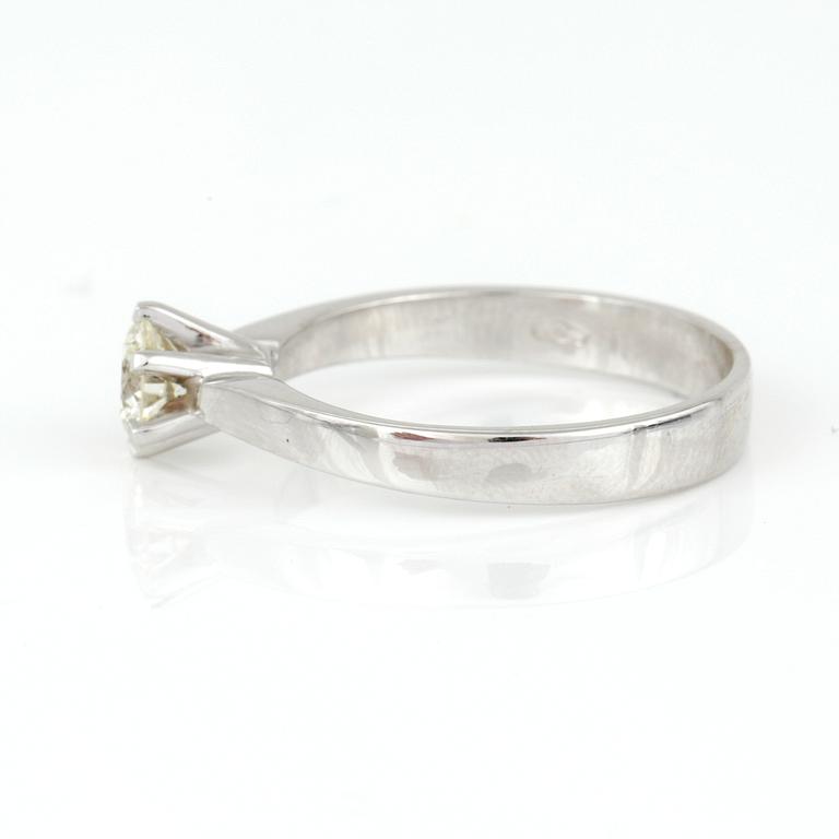 RING, 18K vitguld med briljantslipad diamant ca 0,50 ct. Vikt 3,50 g.