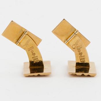 A pair of 18K gold cufflinks.